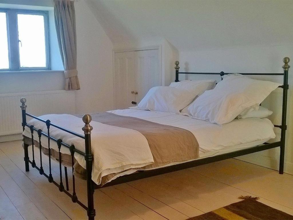 Battens Farm Cottages B&B Yatton Keynell Bagian luar foto