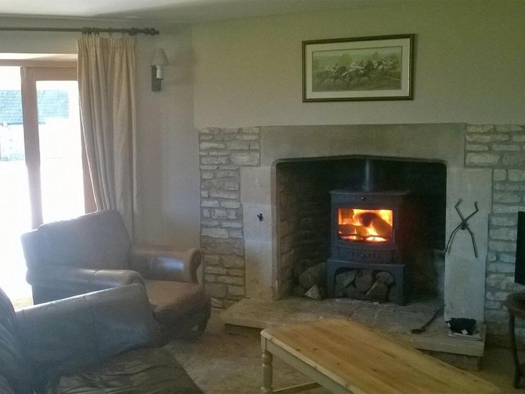 Battens Farm Cottages B&B Yatton Keynell Bagian luar foto