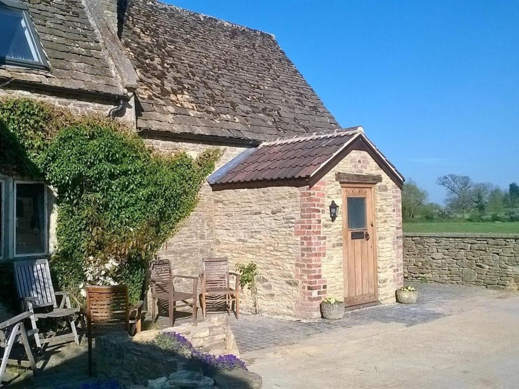 Battens Farm Cottages B&B Yatton Keynell Bagian luar foto